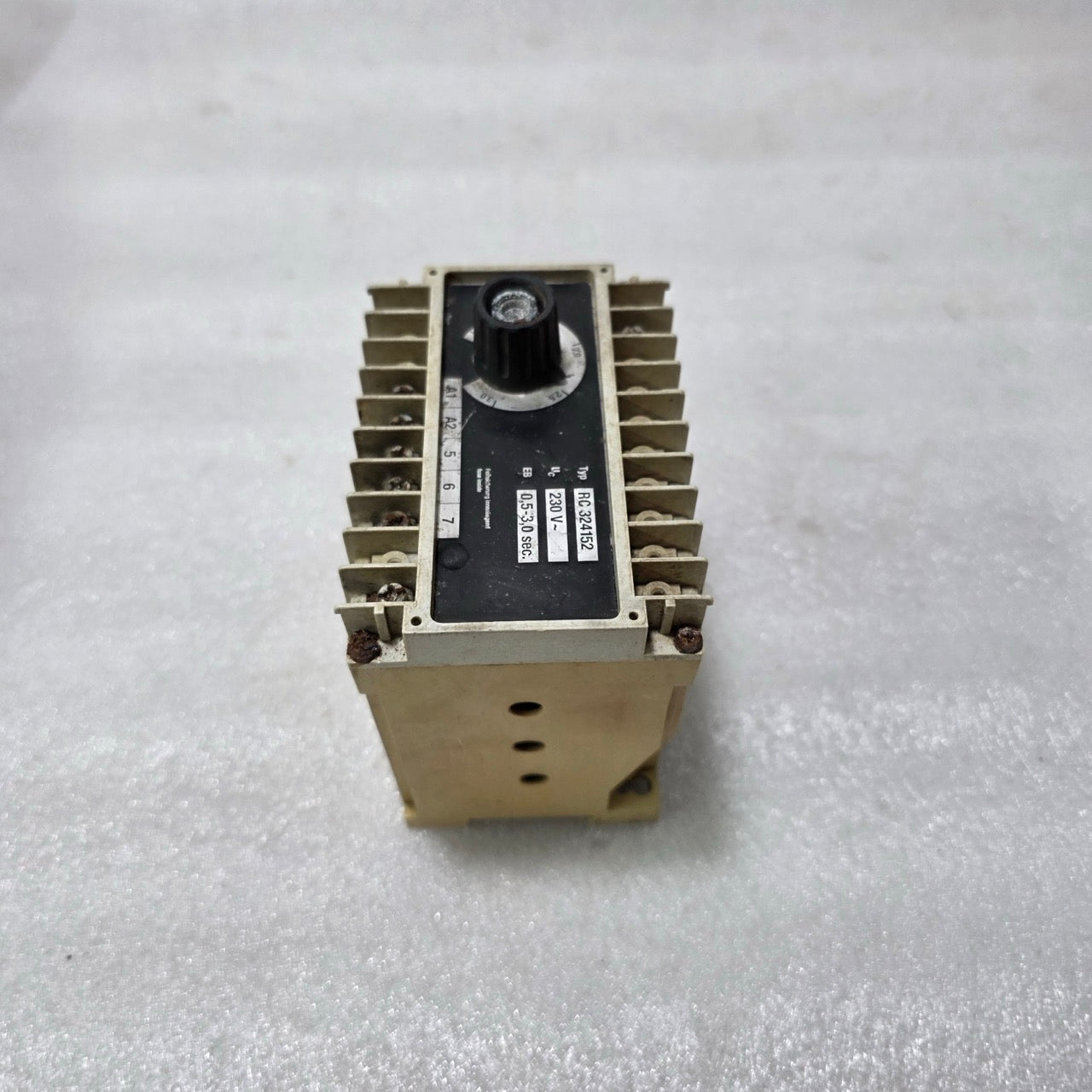 RC 324152 TIME DELAY RELAY 230V AC ADJUSTABLE 0.5–3.0 SECONDS INDUSTRIAL CONTROL