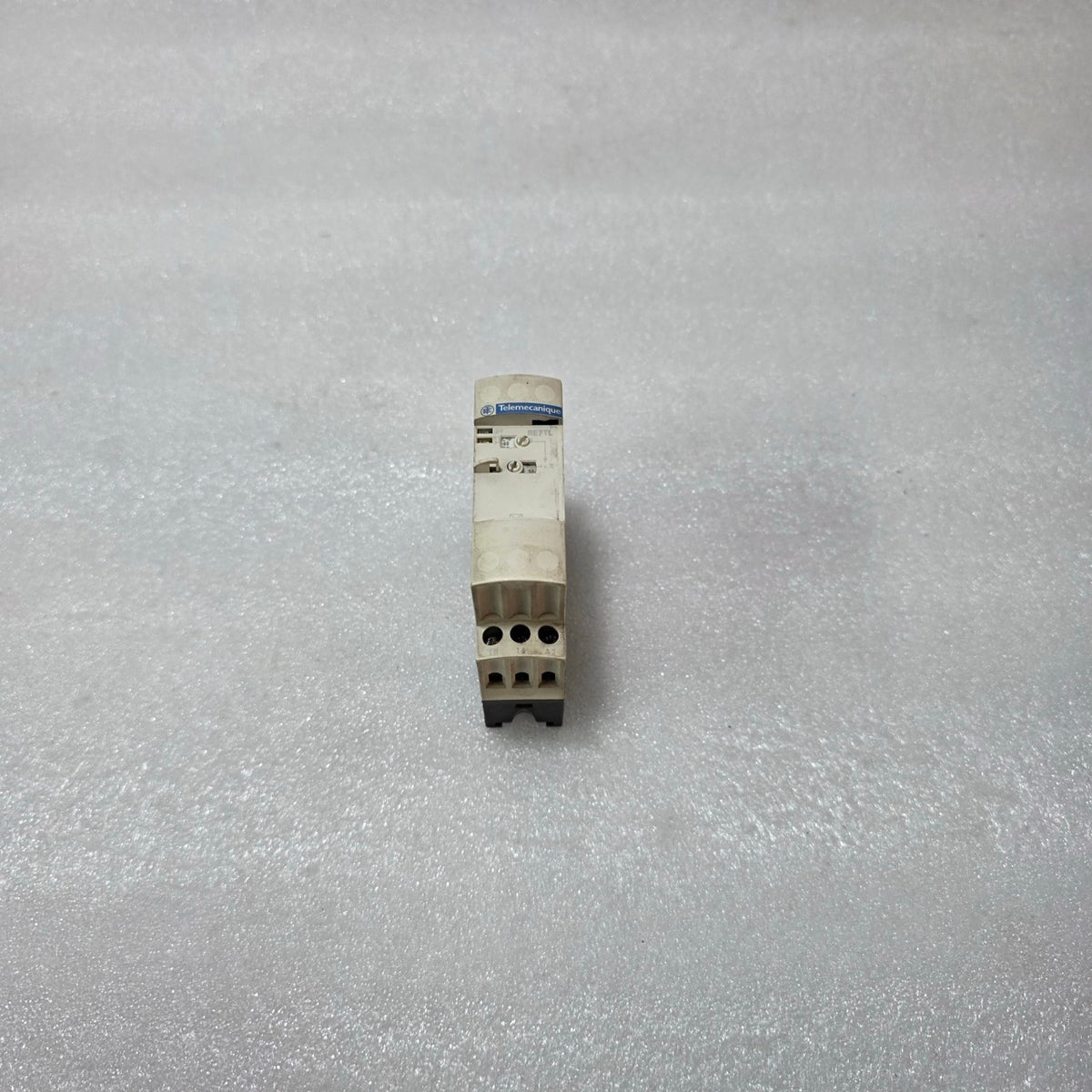 RE7TL11BU ZELIO TIME DELAY RELAY, 0.05S–300H, 24–240V AC/DC
