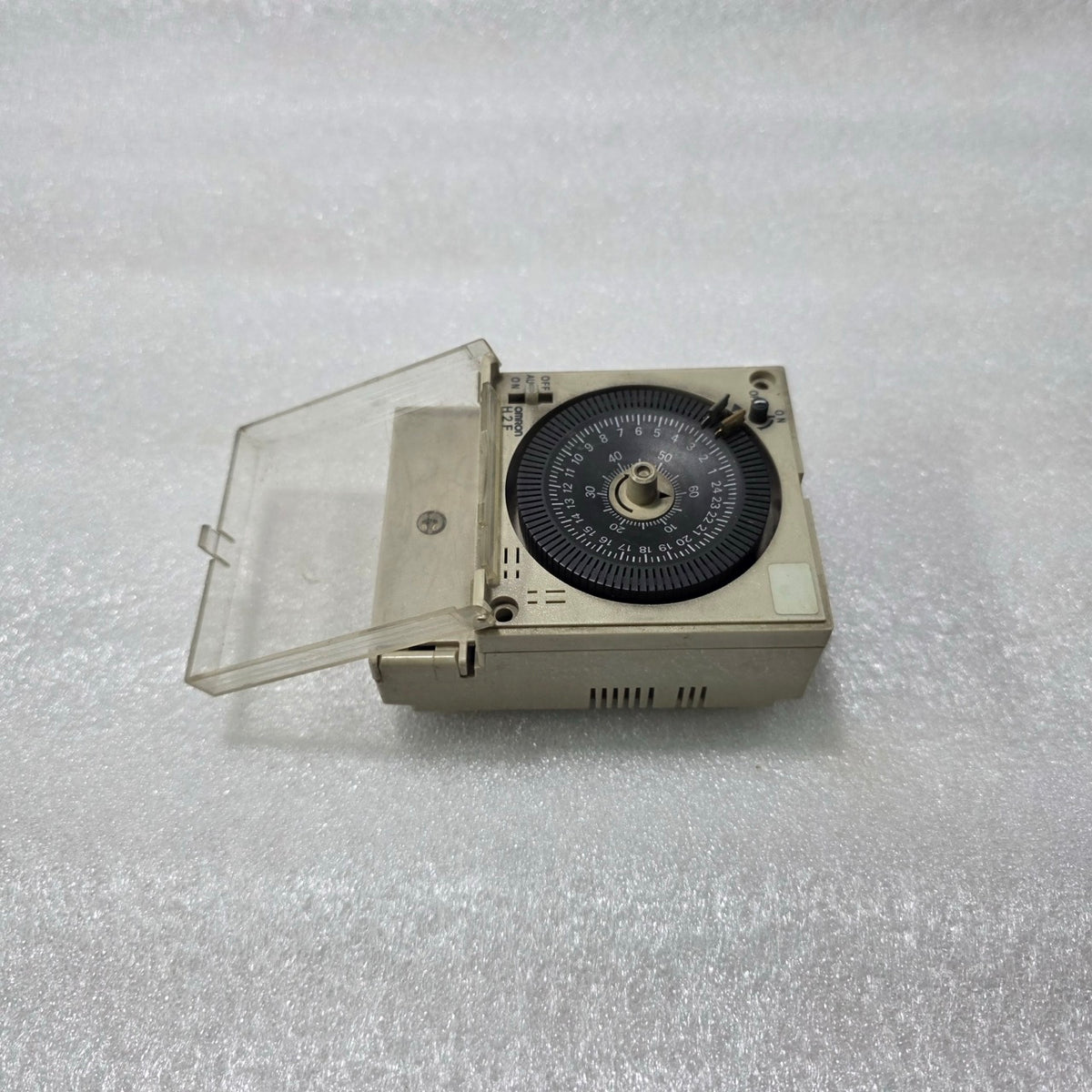 OMRON H2F‑DFC GENERAL USE TIME SWITCH – 24-HOUR MOTOR TIMER SWITCH, 15 A 250 VAC