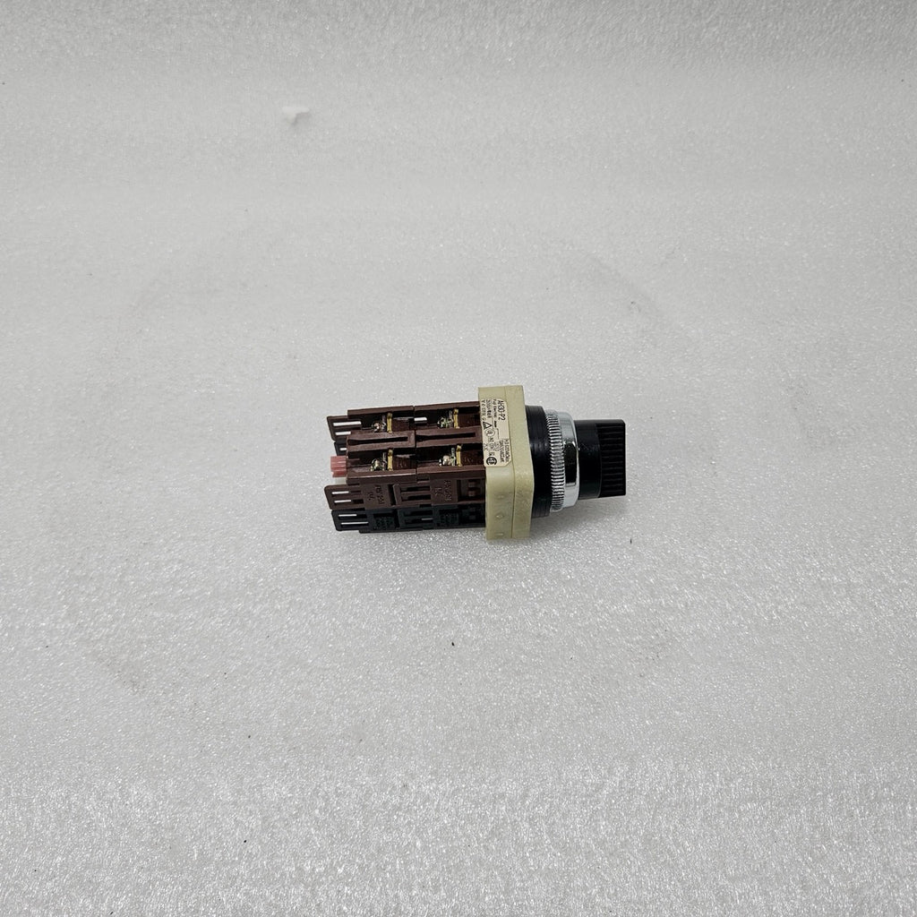 FUJI ELECTRIC AH30-P2 SELECTOR SWITCH 10A 600VAC 2-POSITION