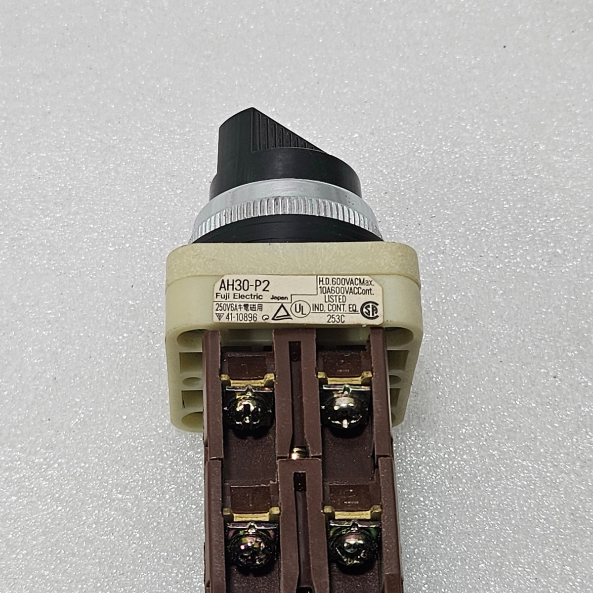 FUJI ELECTRIC AH30-P2 SELECTOR SWITCH 10A 600VAC 2-POSITION