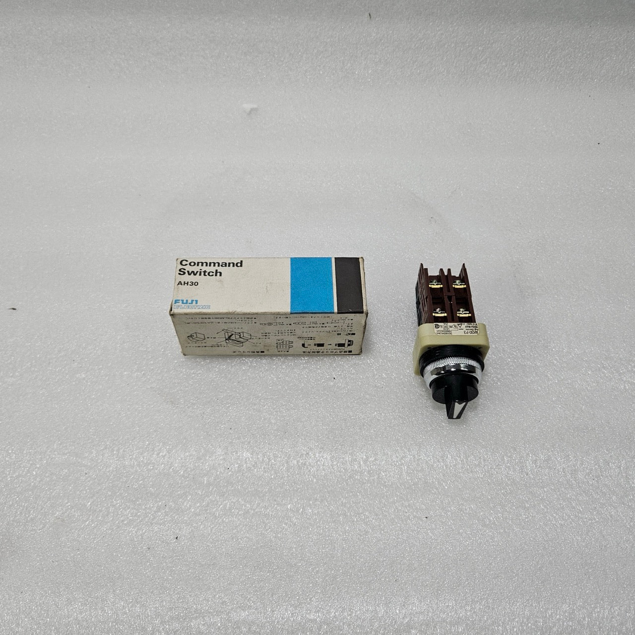 FUJI ELECTRIC AH30-P3 SELECTOR SWITCH 600VAC 10A INDUSTRIAL CONTROL SWITCH