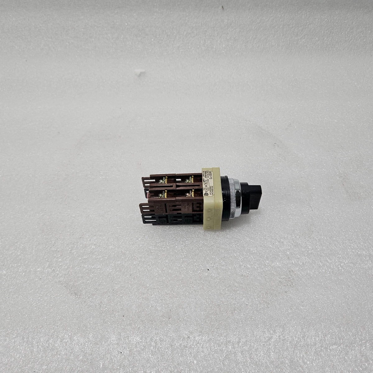 FUJI ELECTRIC AH30-P3 SELECTOR SWITCH 600VAC 10A INDUSTRIAL CONTROL SWITCH