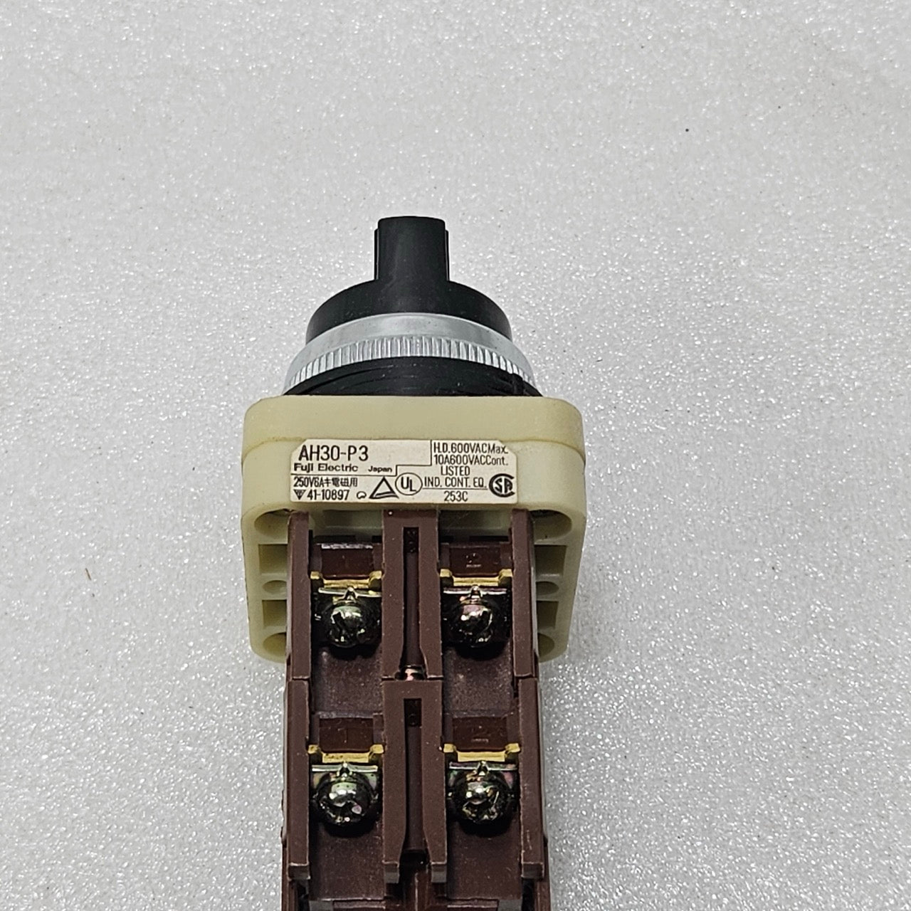 FUJI ELECTRIC AH30-P3 SELECTOR SWITCH 600VAC 10A INDUSTRIAL CONTROL SWITCH