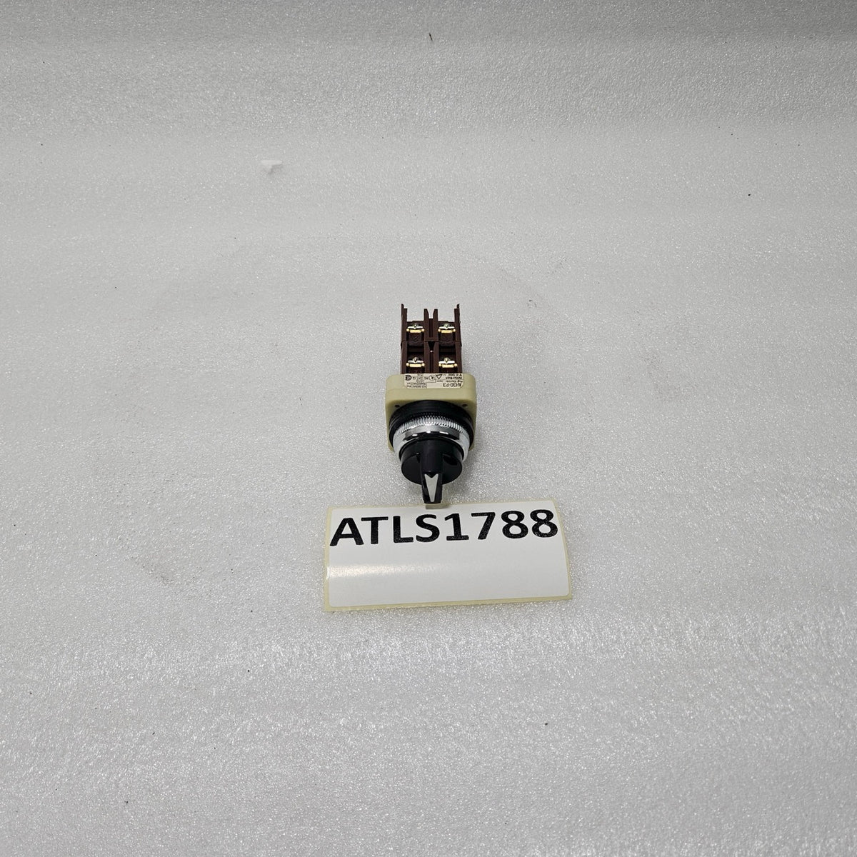 FUJI ELECTRIC AH30-P3 SELECTOR SWITCH 600VAC 10A INDUSTRIAL CONTROL SWITCH