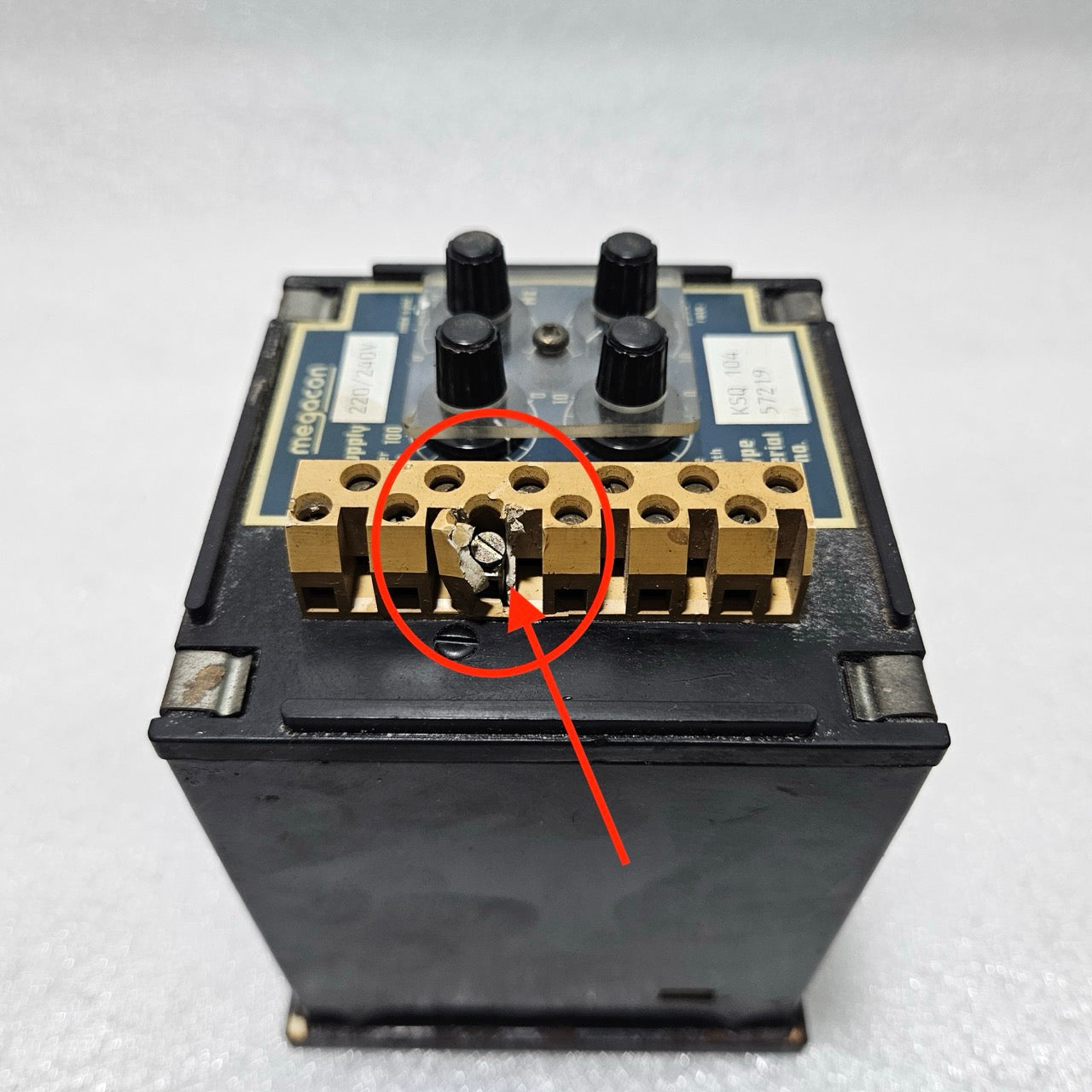 MEGACON KSQ 104 SYNCHRONIZING RELAY MODULE 220–240V AC WITH SYNC STATUS INDICATO