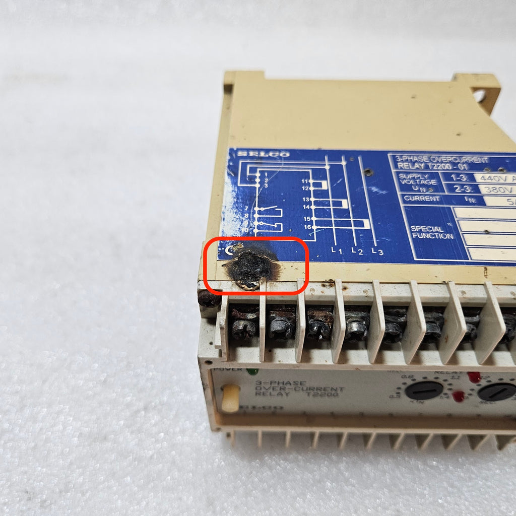 SELCO T2200-01 3-PHASE OVERCURRENT RELAY 380/440VAC 5A OUTER BODY BURN MARKS