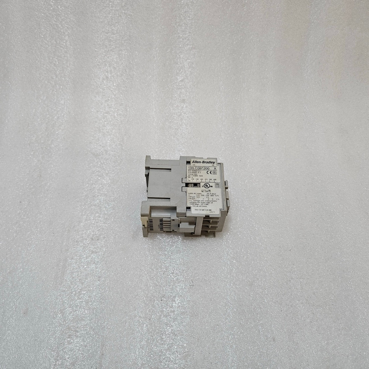 ALLEN-BRADLEY 100-C09*200 A CONTACTOR, 9A IEC MOTOR CONTACTOR, 110–120V AC COIL