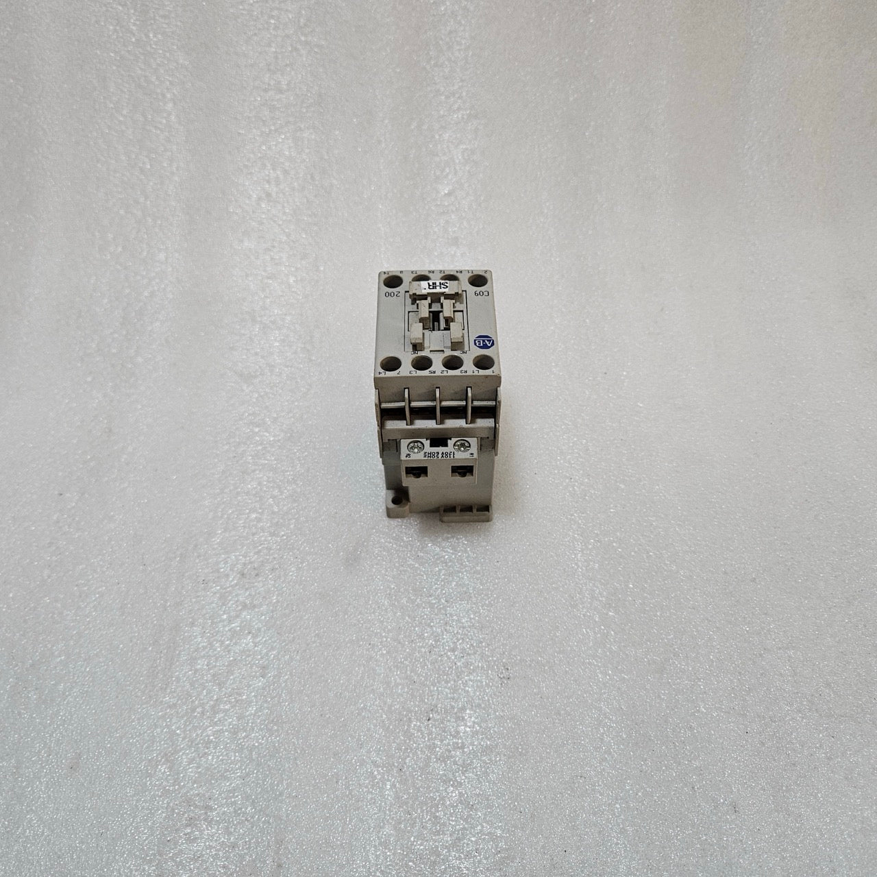 ALLEN-BRADLEY 100-C09*200 A CONTACTOR, 9A IEC MOTOR CONTACTOR, 110–120V AC COIL