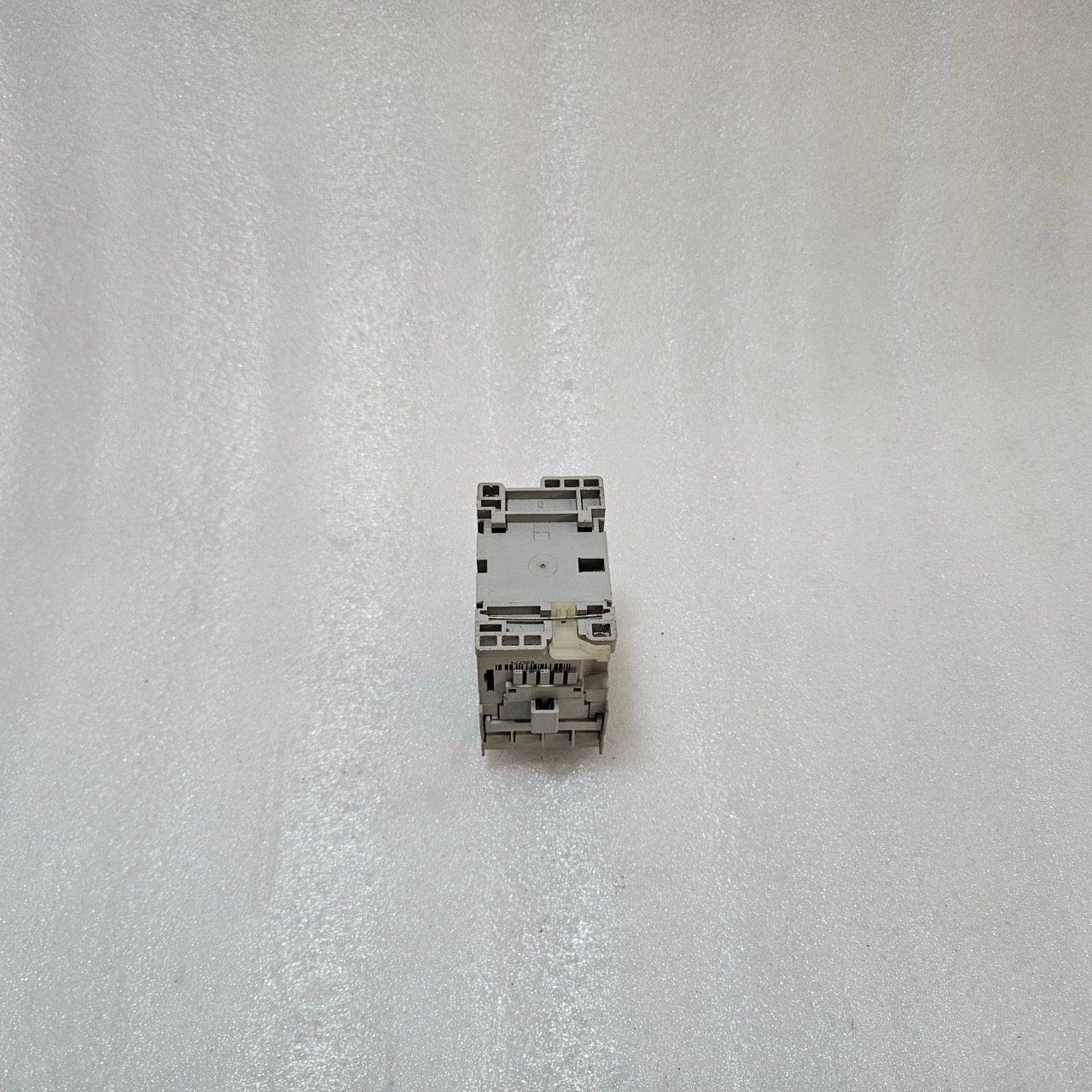 ALLEN-BRADLEY 100-C09*200 A CONTACTOR, 9A IEC MOTOR CONTACTOR, 110–120V AC COIL