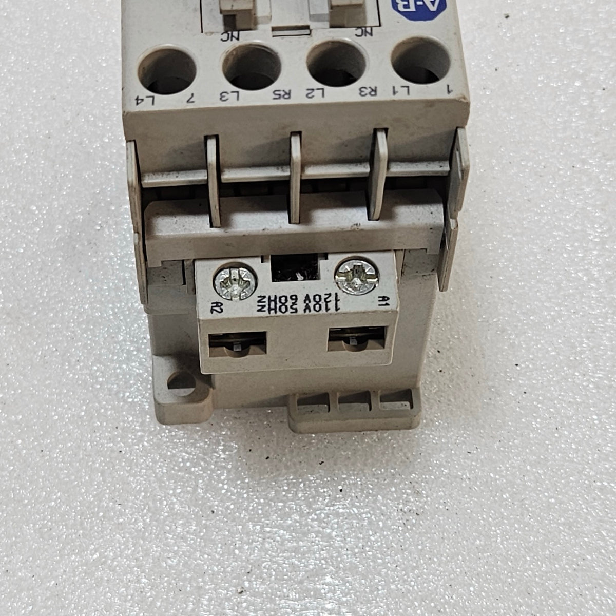 ALLEN-BRADLEY 100-C09*200 A CONTACTOR, 9A IEC MOTOR CONTACTOR, 110–120V AC COIL