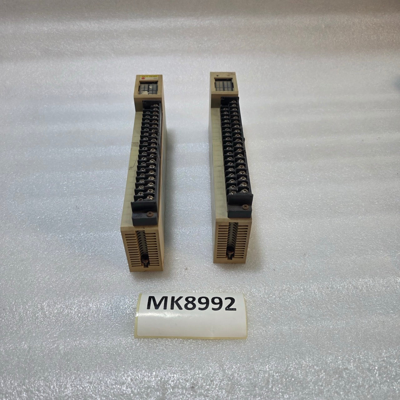 OMRON C500-OD412 PLC OUTPUT UNIT 24VDC 362A5-OD412 DISPLAY PART MISSING LOT OF 2