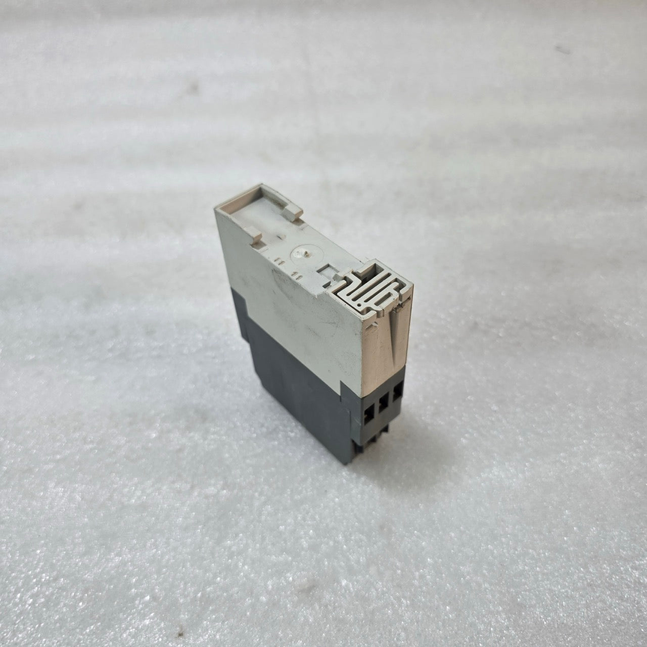 ABB CM-EFS.2 OVER & UNDER VOLTAGE MONITORING RELAY 1SVR430750R0400