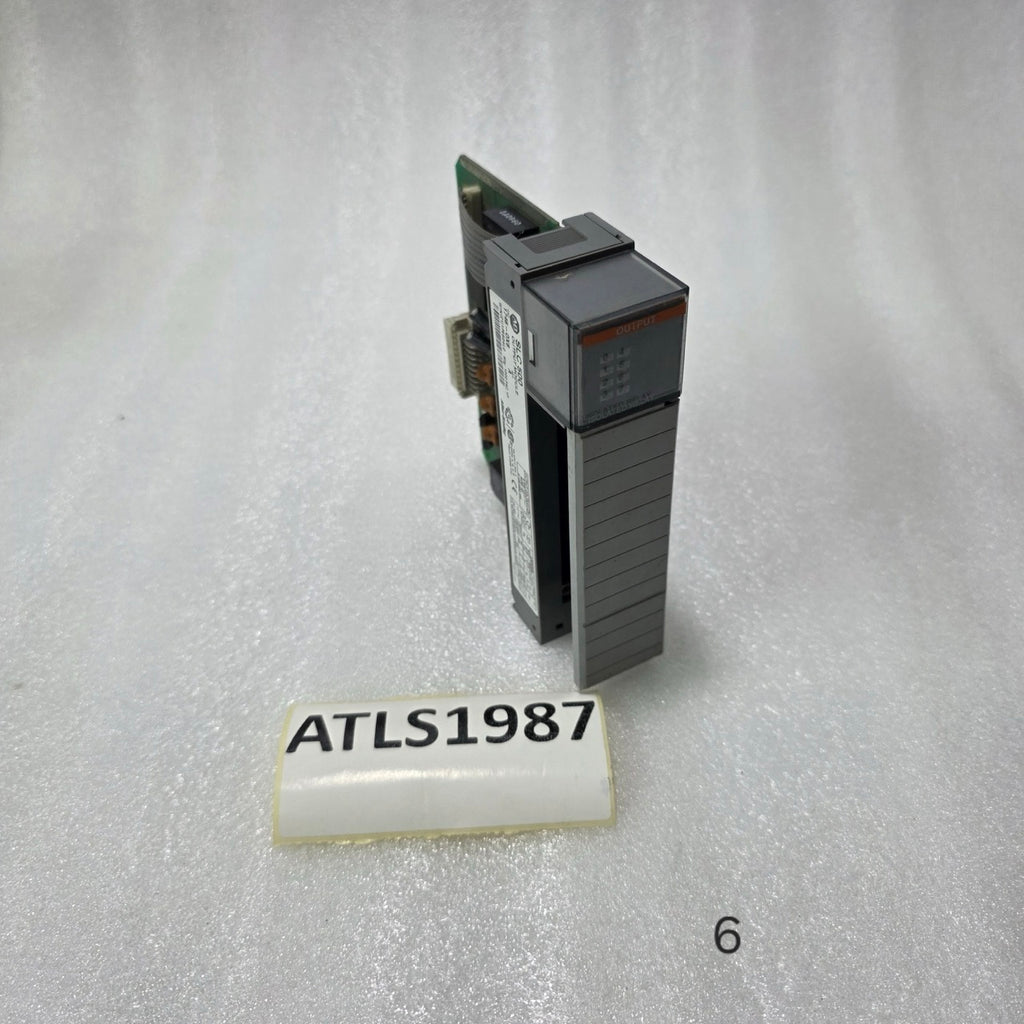 ALLEN-BRADLEY SLC 500 OUTPUT MODULE 1746-OX8 SERIES A DIGITAL OUTPUT PLC MODULE
