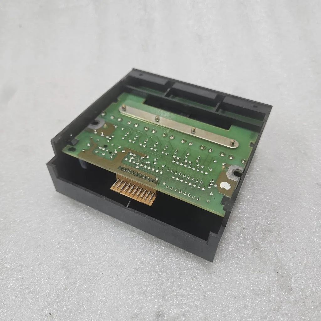 IDEC PFJ-T081U Relay Output Module 240VAC 1.5A 8-Point PLC