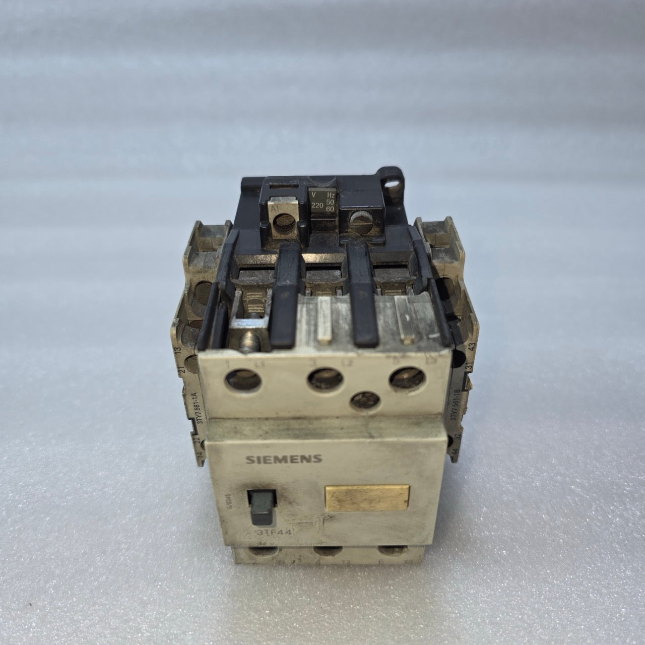 SIEMENS 3TF4422-0A AC CONTACTOR 42A 220V 50/60HZ + 3TY7561-1B AUX CONTACT