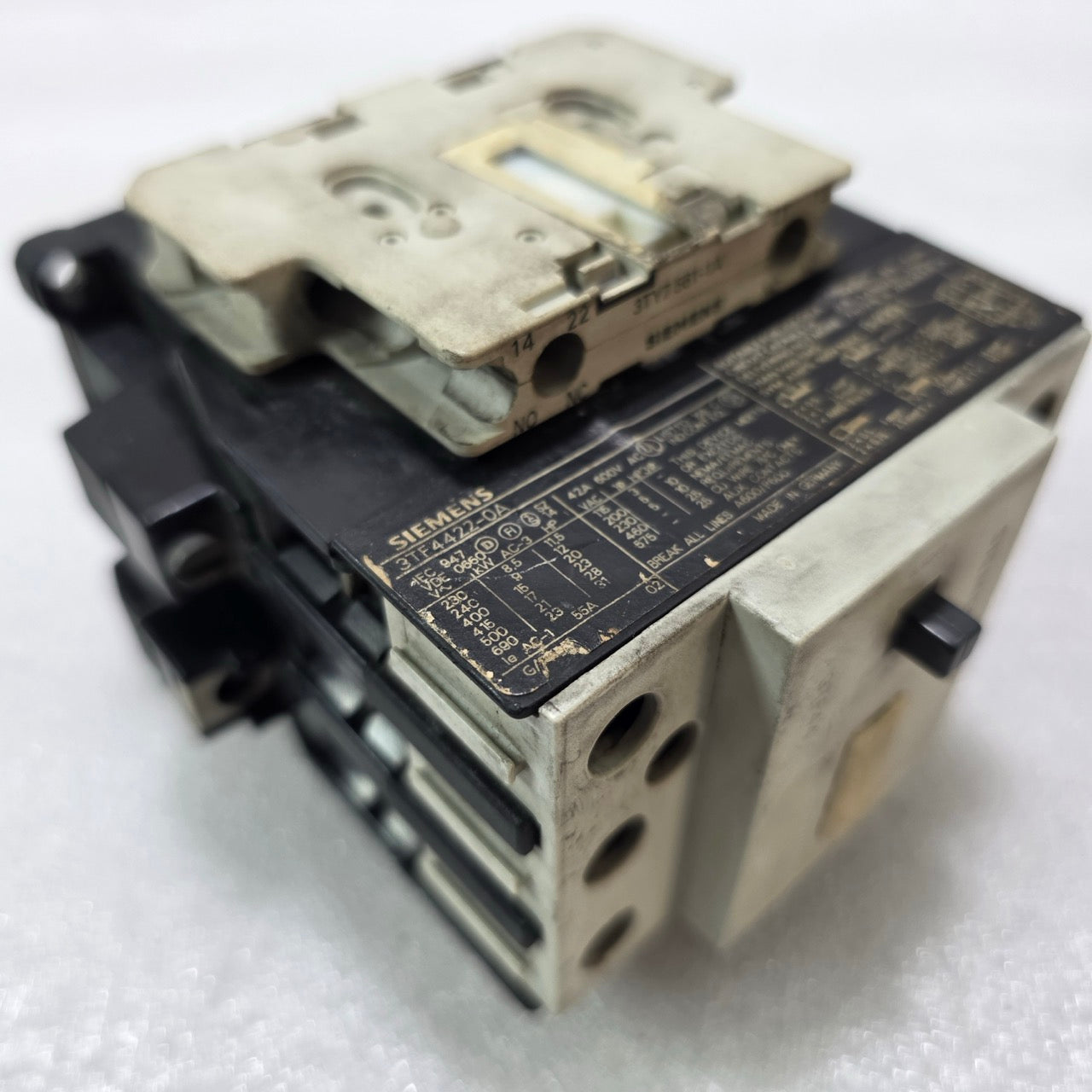 SIEMENS 3TF4422-0A AC CONTACTOR 42A 220V 50/60HZ + 3TY7561-1B AUX CONTACT