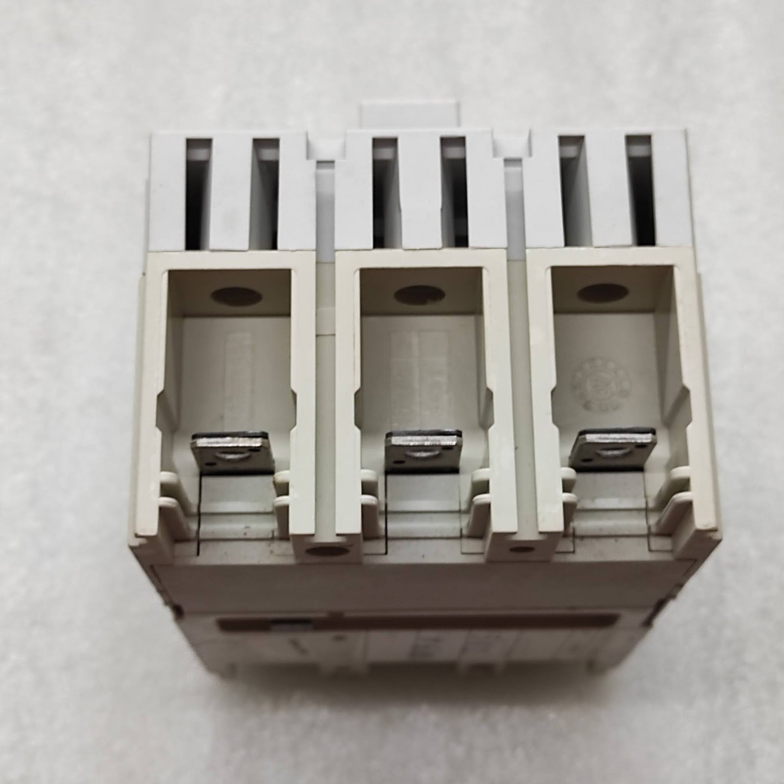 ABB 1SDA050985R1 SACE TMAX T2S 160 2A MCCB TMD2-20 3O F F CRACKED