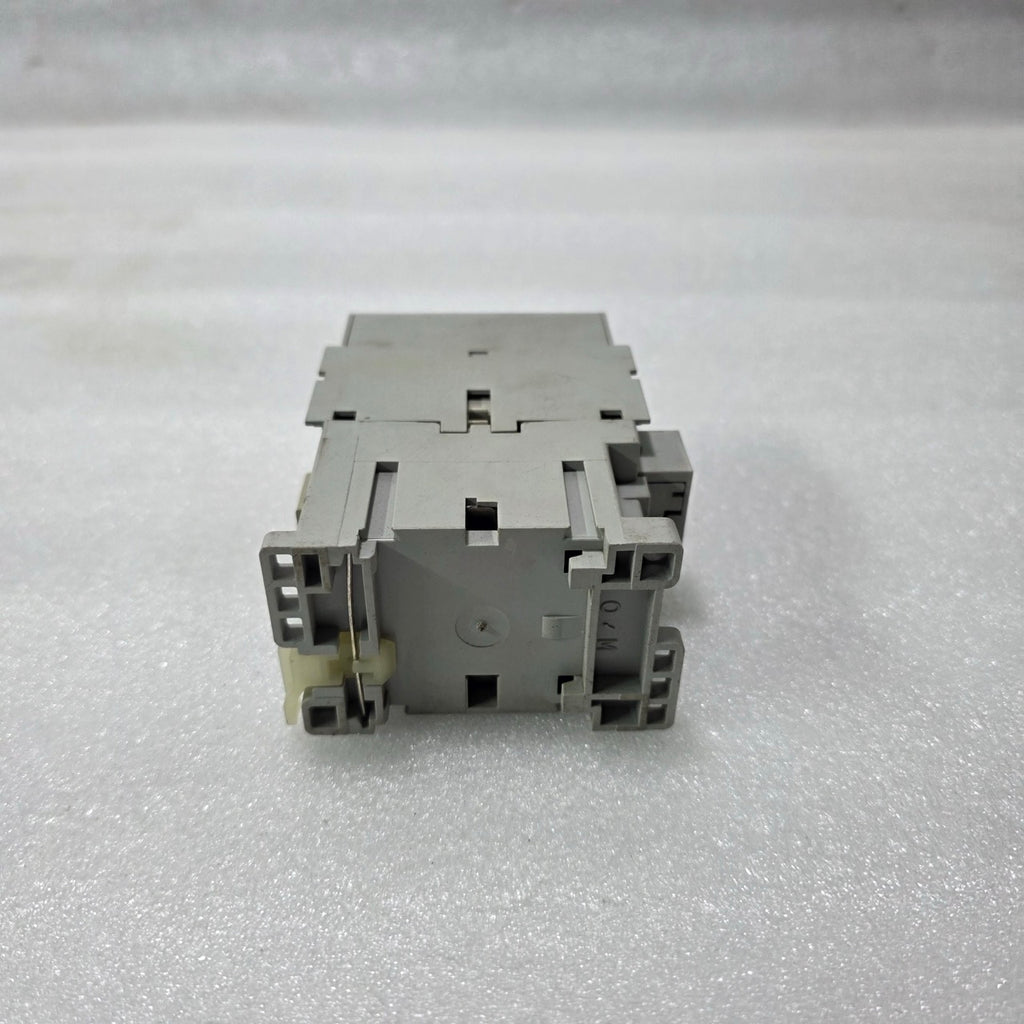 ALLEN BRADLEY 100-C30*00 CONTACTOR SER C 3 POLE 65A AC-3 690V 48V AC COIL MOTOR
