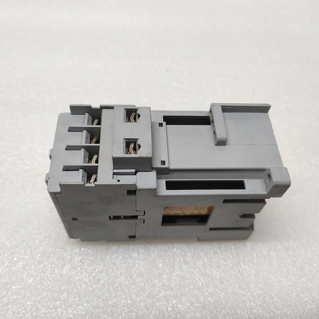 ALLEN BRADLEY CAT 100-C09D-10 MAGNETIC CONTACTOR COIL VOLTAGE 24VDC 100C09D10