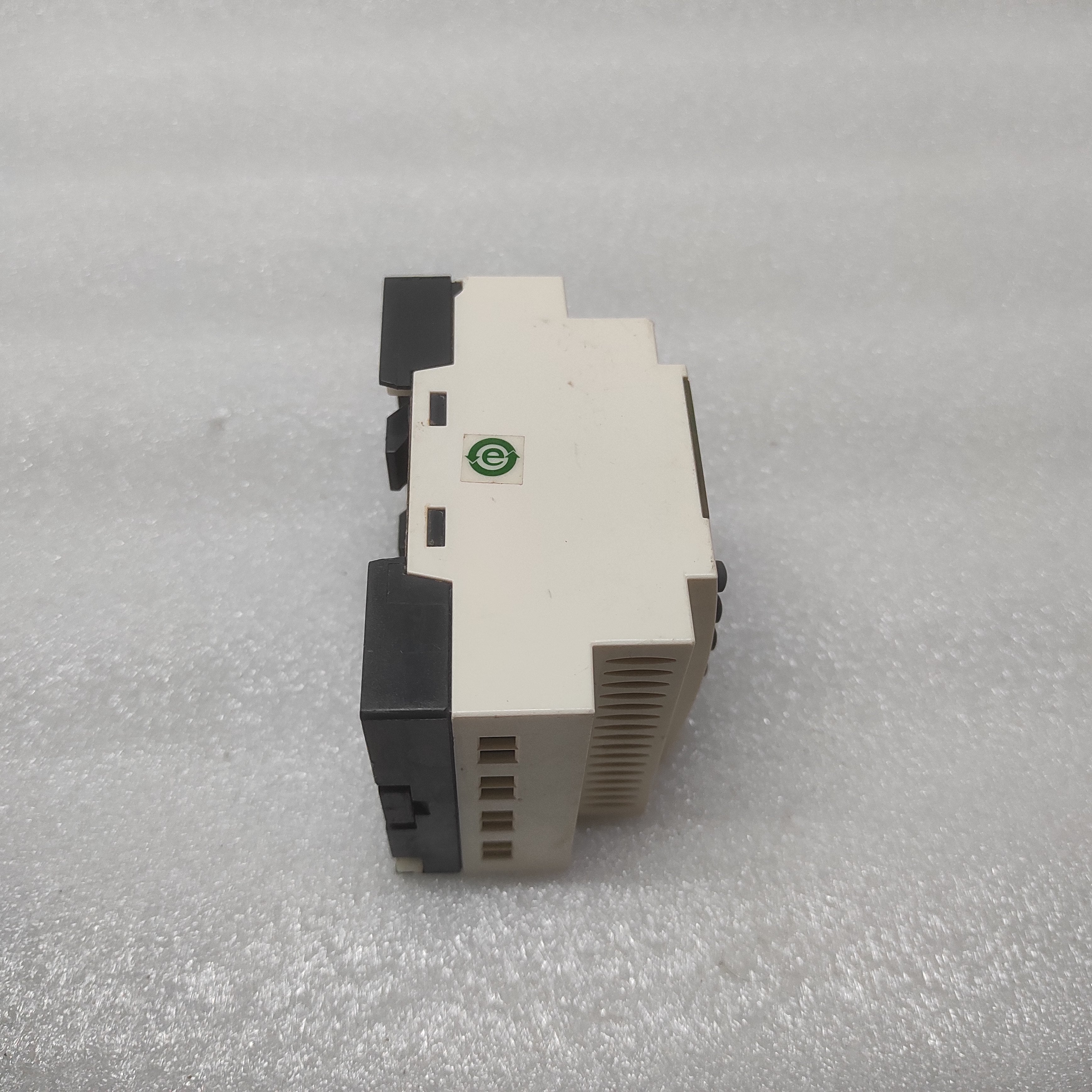 SE ZELIO SR2 B121BD ZELIO LOGIC RELAY 88960041 24VDC