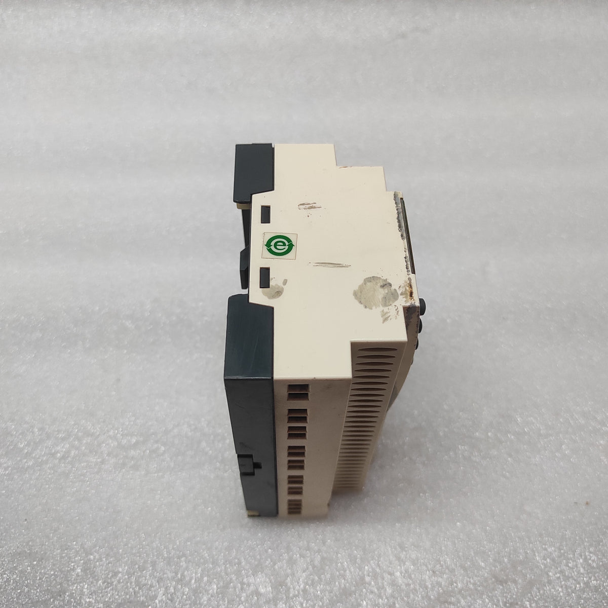 SE ZELIO SR3B262BD LOGIC RELAY 88960162 24VDC