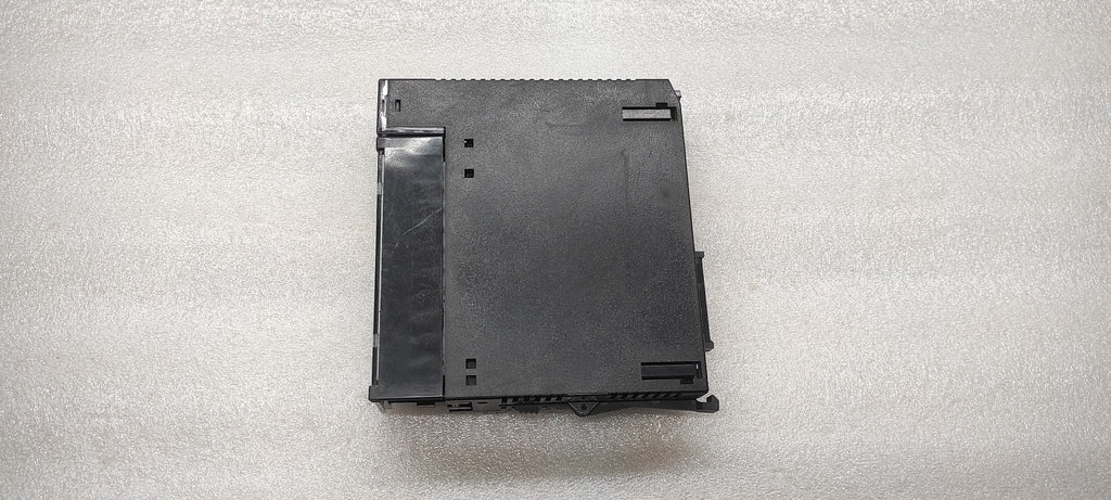 GE IC693MDL240F INPUT MODULE LOCK EDGE BROKEN CHECK THE PHOTOS PROPERLY