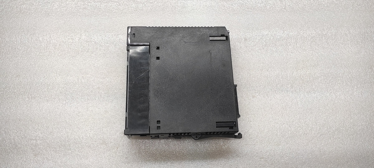 GE IC693MDL240F INPUT MODULE LOCK EDGE BROKEN CHECK THE PHOTOS PROPERLY