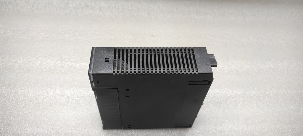 GE IC693MDL240F INPUT MODULE LOCK EDGE BROKEN CHECK THE PHOTOS PROPERLY