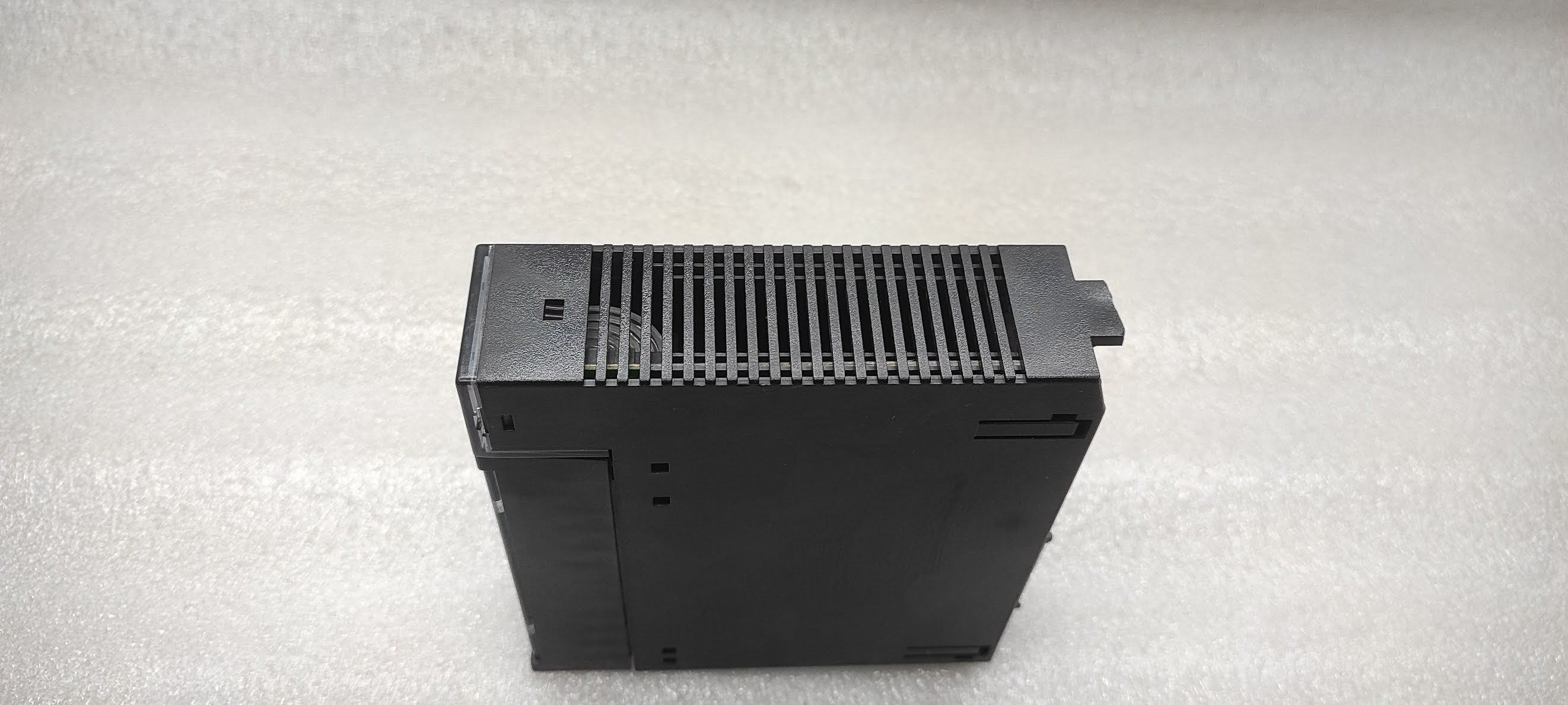 GE IC693MDL240F INPUT MODULE LOCK EDGE BROKEN CHECK THE PHOTOS PROPERLY
