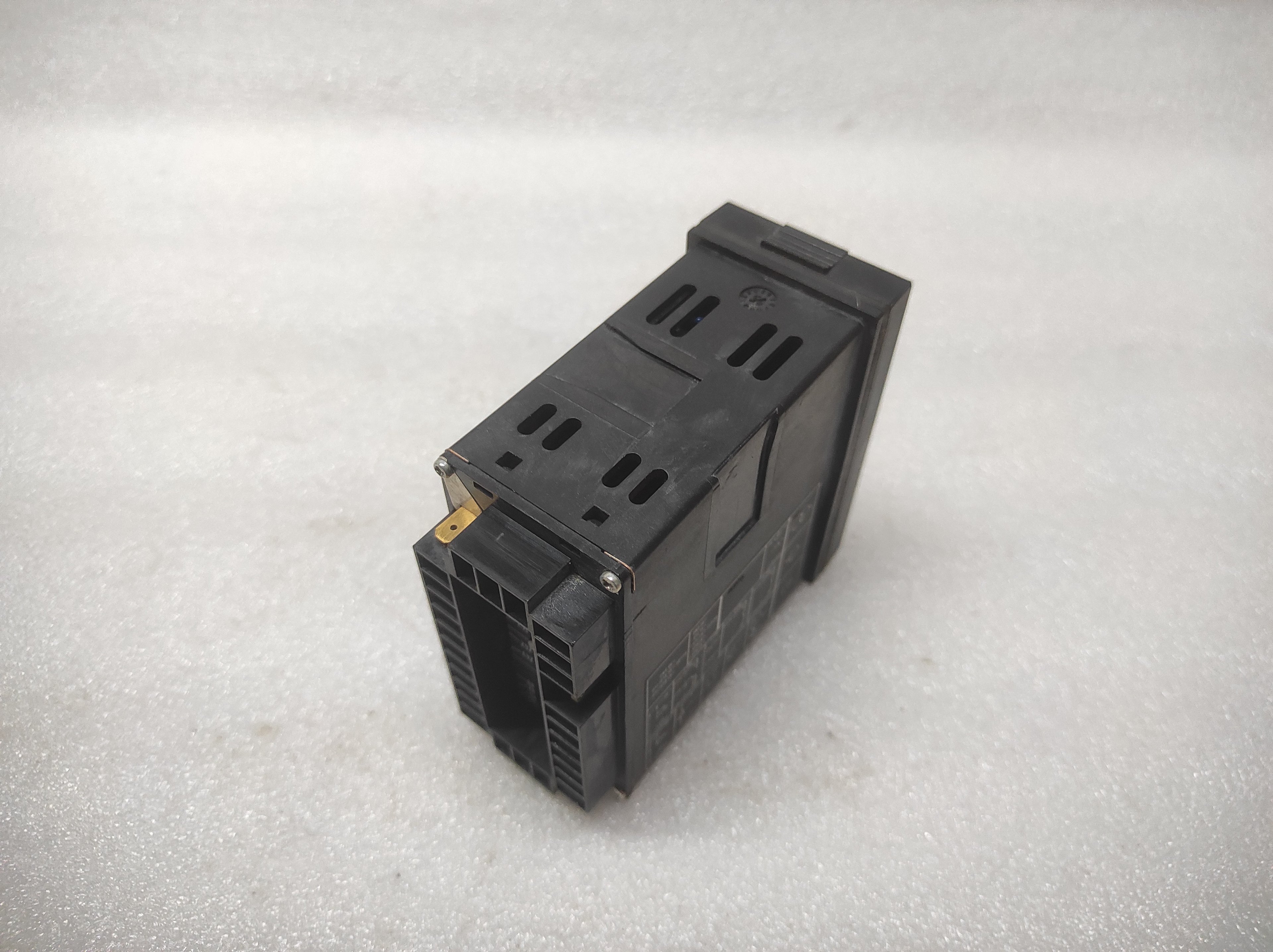 JUMO DTRON 08.1 TEMPERATURE CONTROLLER 703032/50-001-000-00-001 93-263V 70/00340