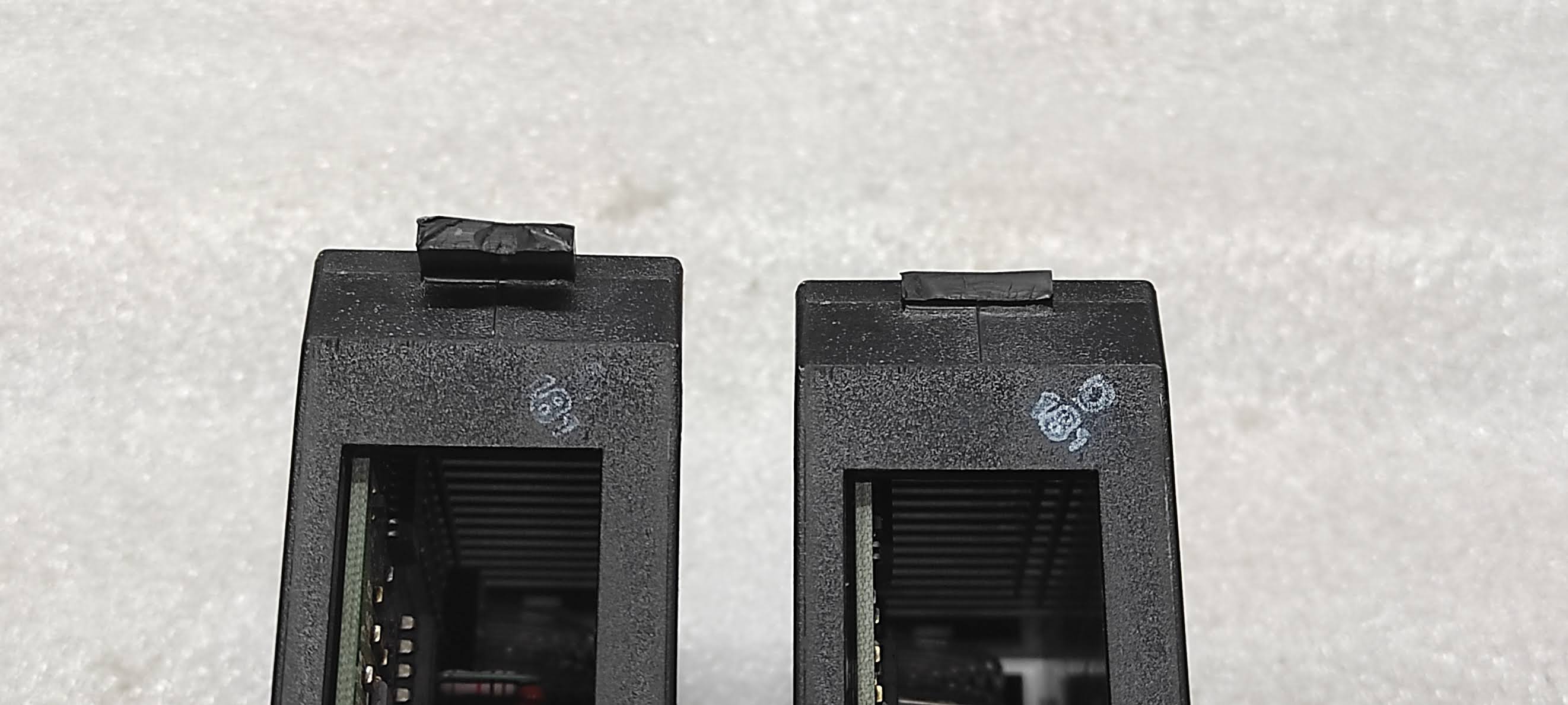 GE IC693MDL240F INPUT MODULE LOCK EDGE BROKEN CHECK THE PHOTOS PROPERLY