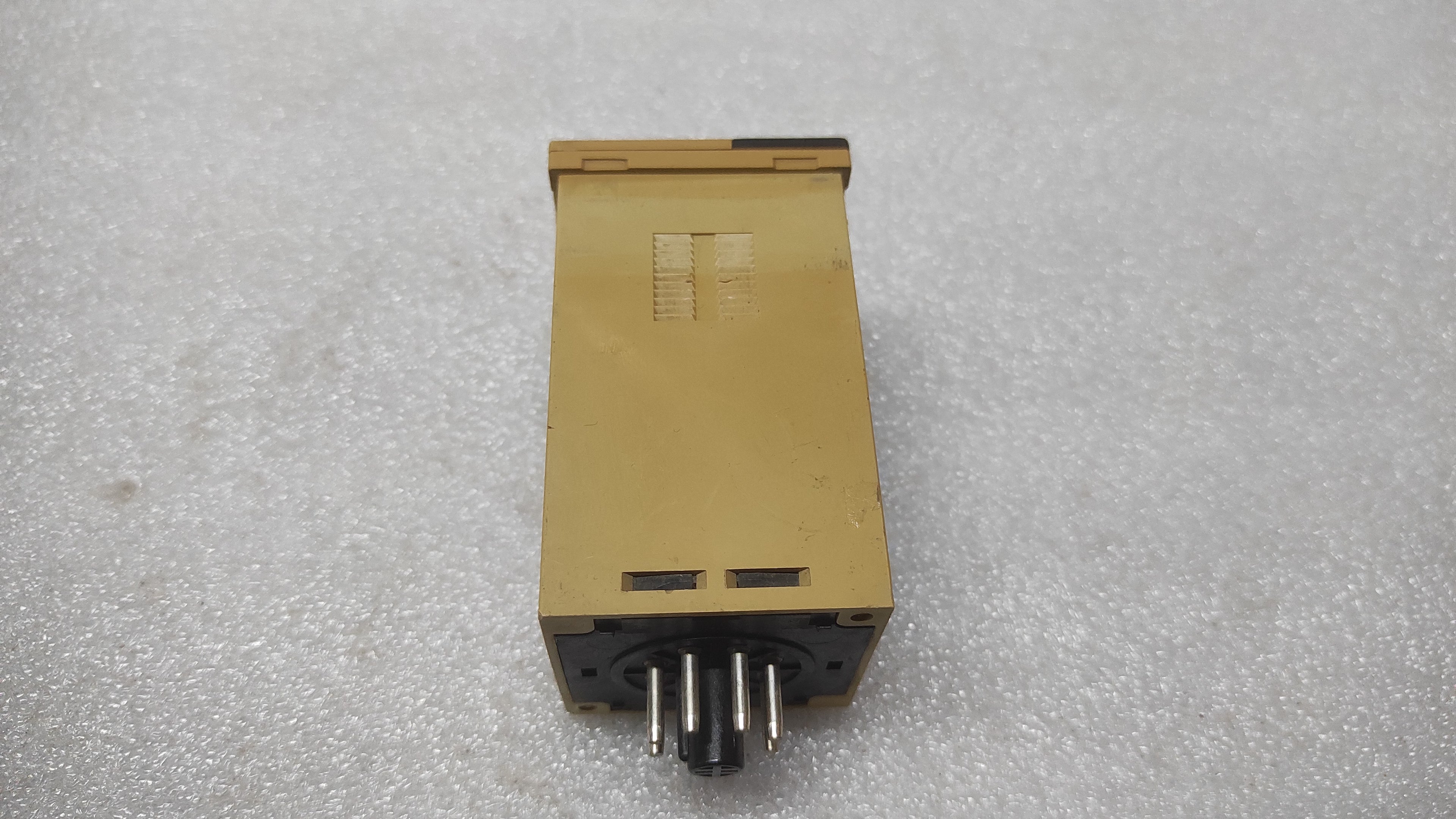 OMRON E5C4-R40 TEMPERATURE CONTROLLER 220-240V
