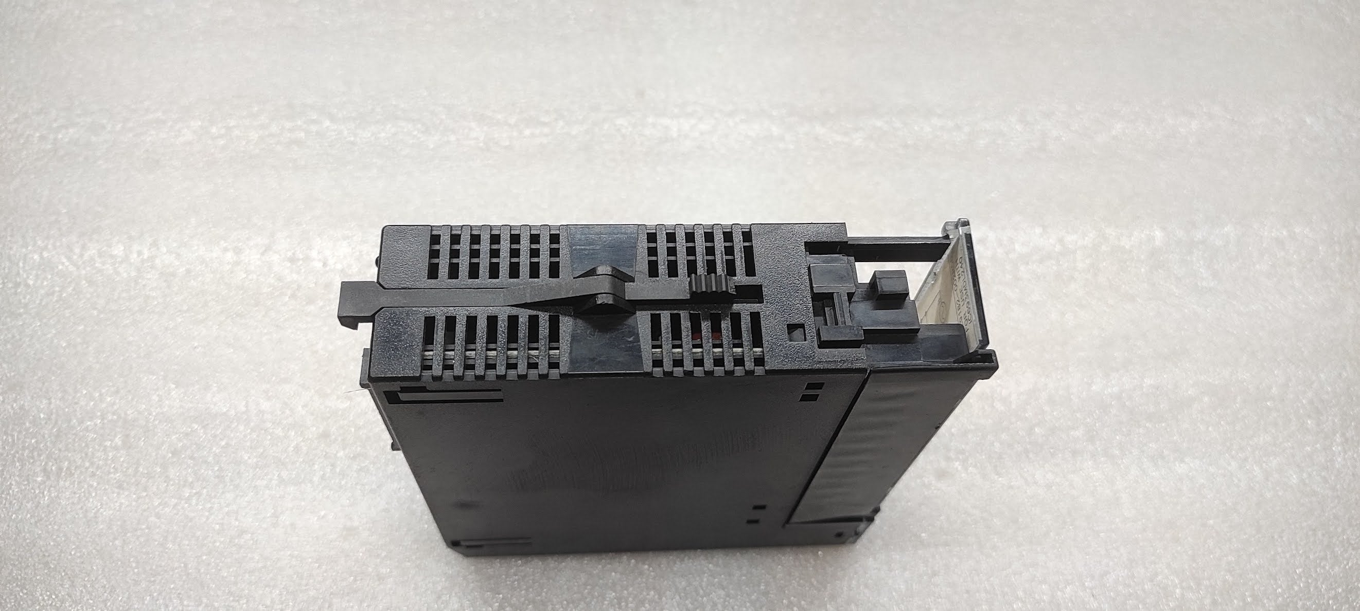 GE IC693MDL240F INPUT MODULE LOCK EDGE BROKEN CHECK THE PHOTOS PROPERLY
