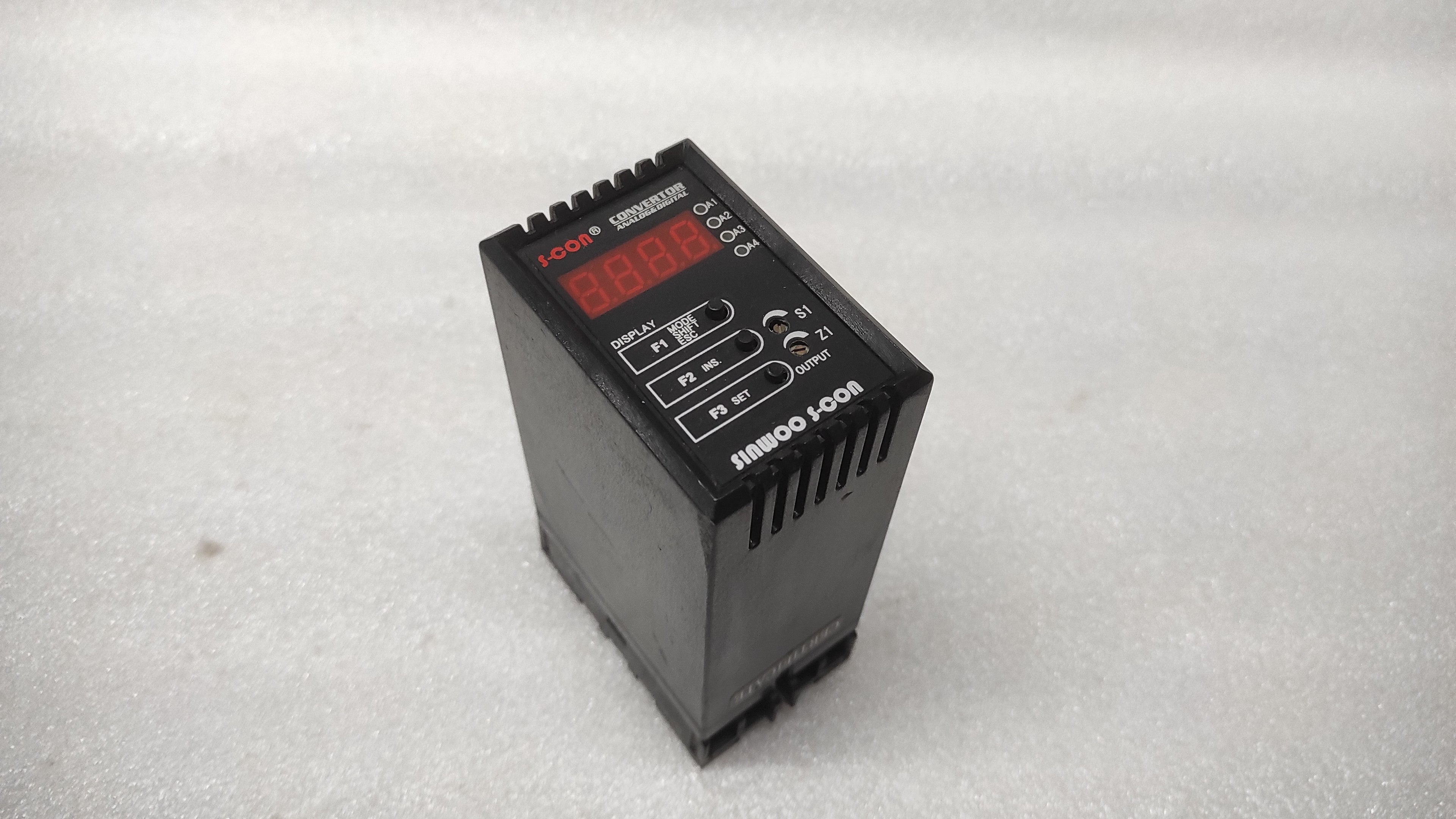 SINWOO S-CON FDC-2C8N-Y SIGNAL CONVERTER 24VDC
