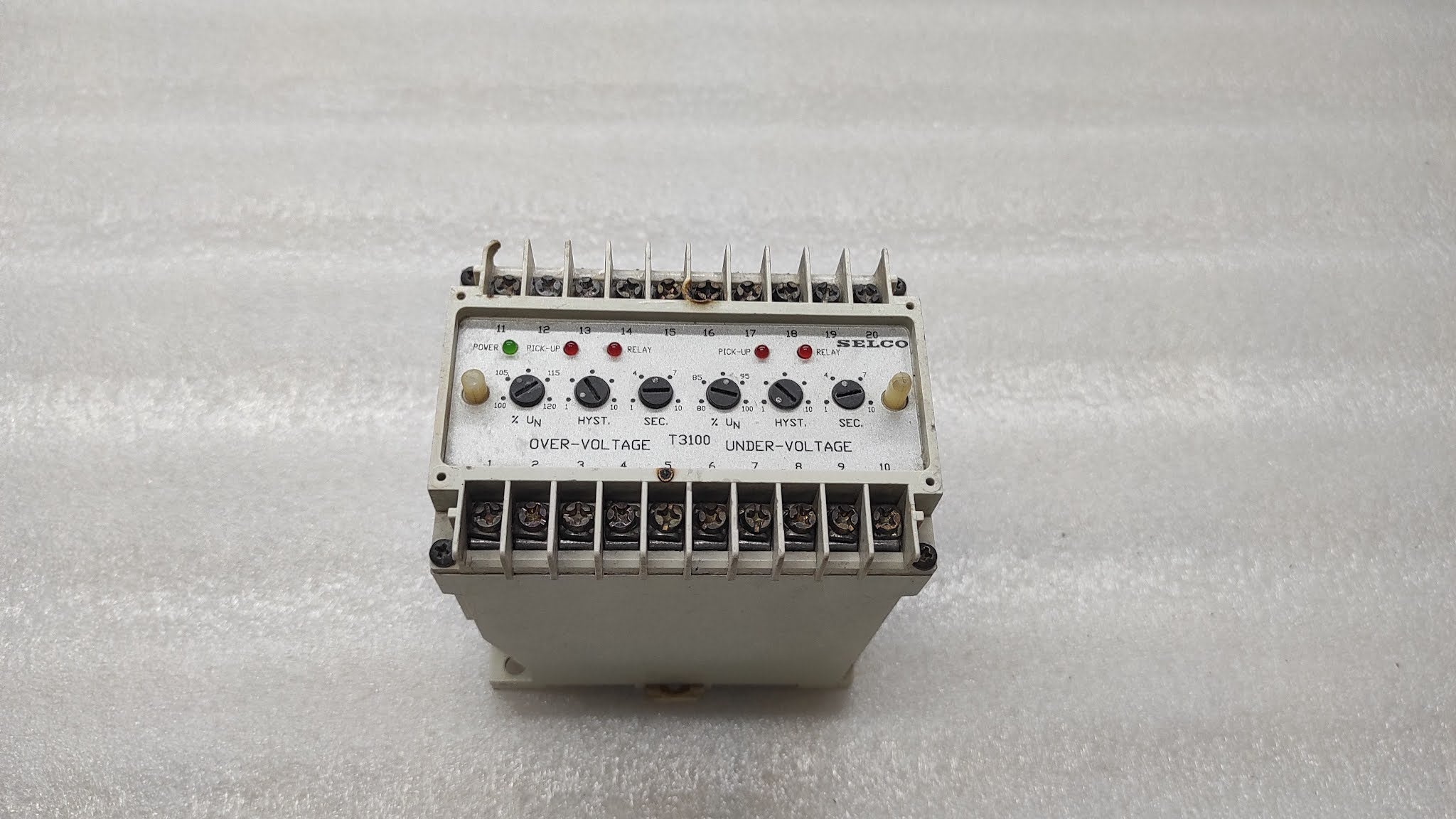 SELCO T3100-01 VOLTAGE RELAY 440VAC BODY BURNT