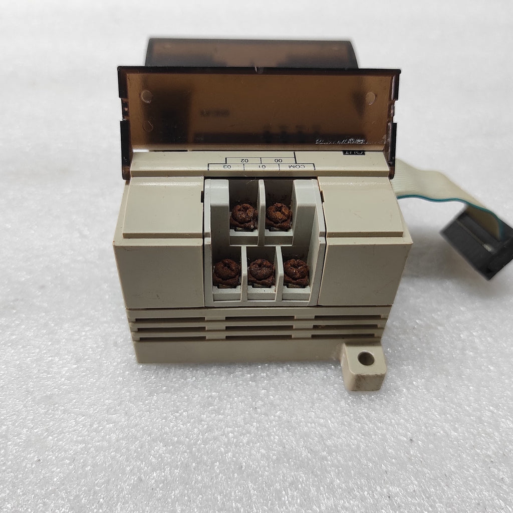 OMRON CPM1A-8ER OUT UNIT LOT OF 2 UNIT