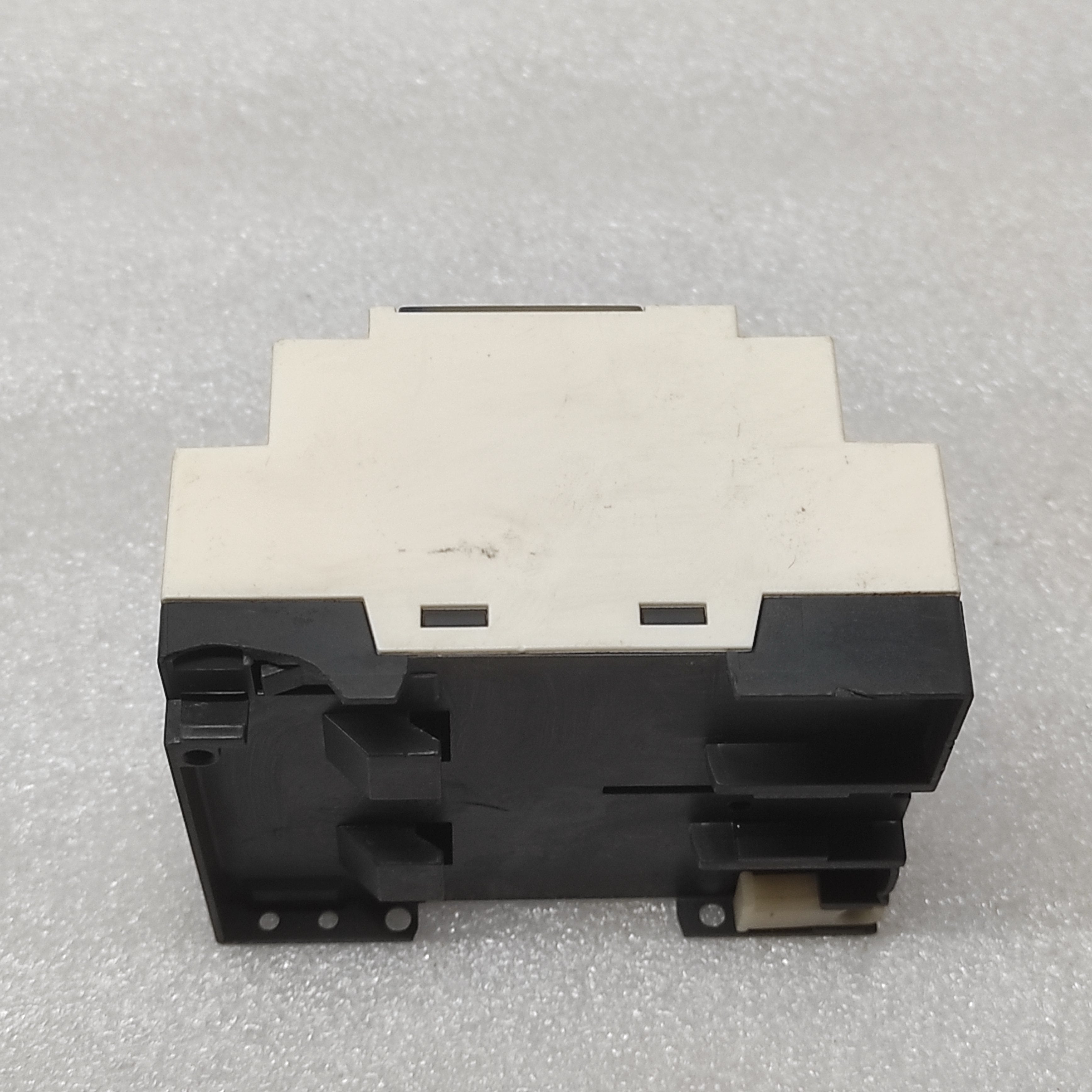 SE SR3B101BD LOGIC RELAY 24VDC