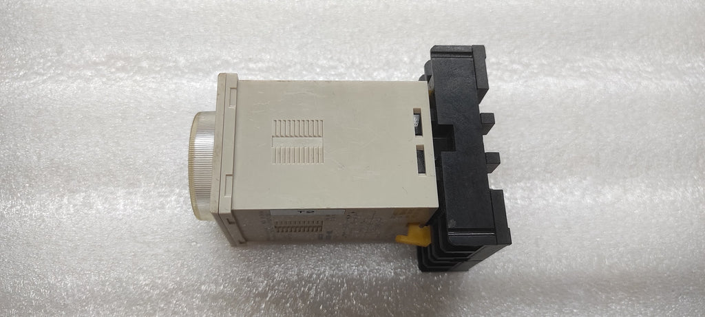 OMRON H3CR-H8L TIMER REAY 100-120VAC LOT OF 4  UNIT