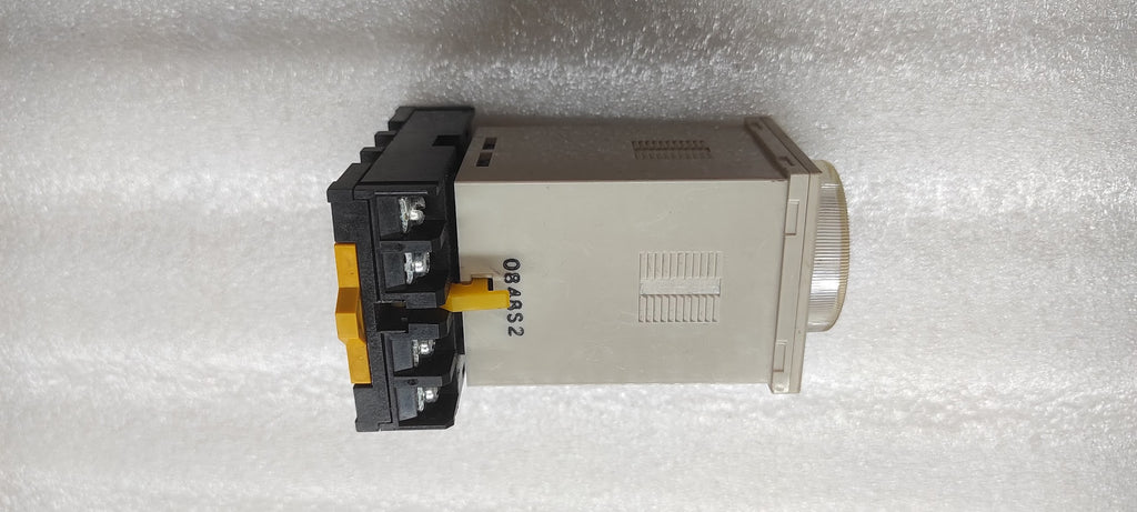 OMRON H3CR-H8L TIMER REAY 100-120VAC LOT OF 4  UNIT