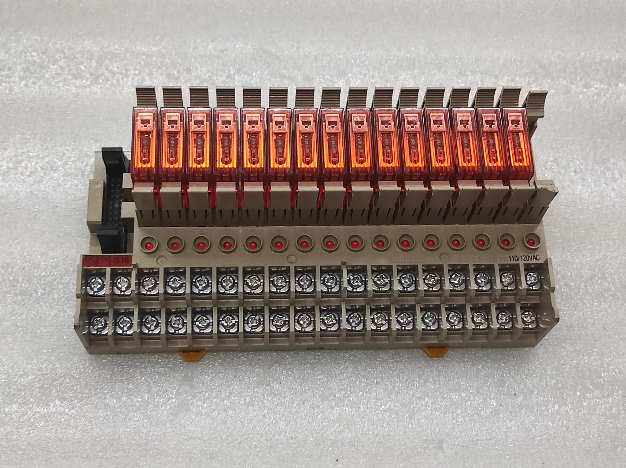 OMRON G7T 1122S 110-120VAC 15 UNIT RELAY WITH BASE MODULE