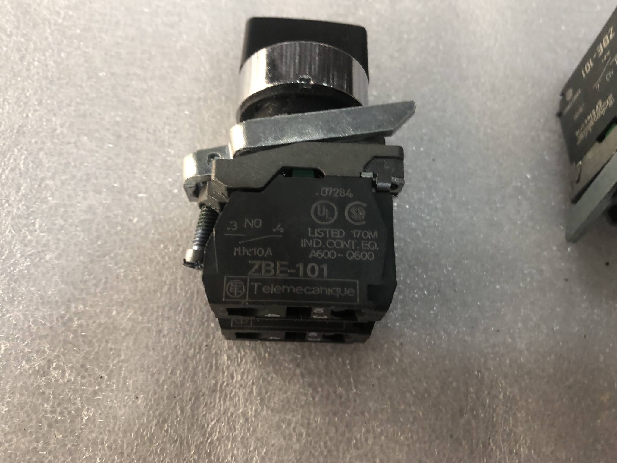 SE  XB4-BD53 SELECTOR SWITCH 38062