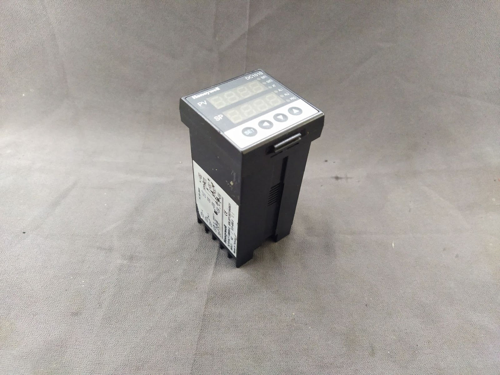HONEYWELL DC1010 TEMPERATURE CONTROLLER DC1010CT-102000-E