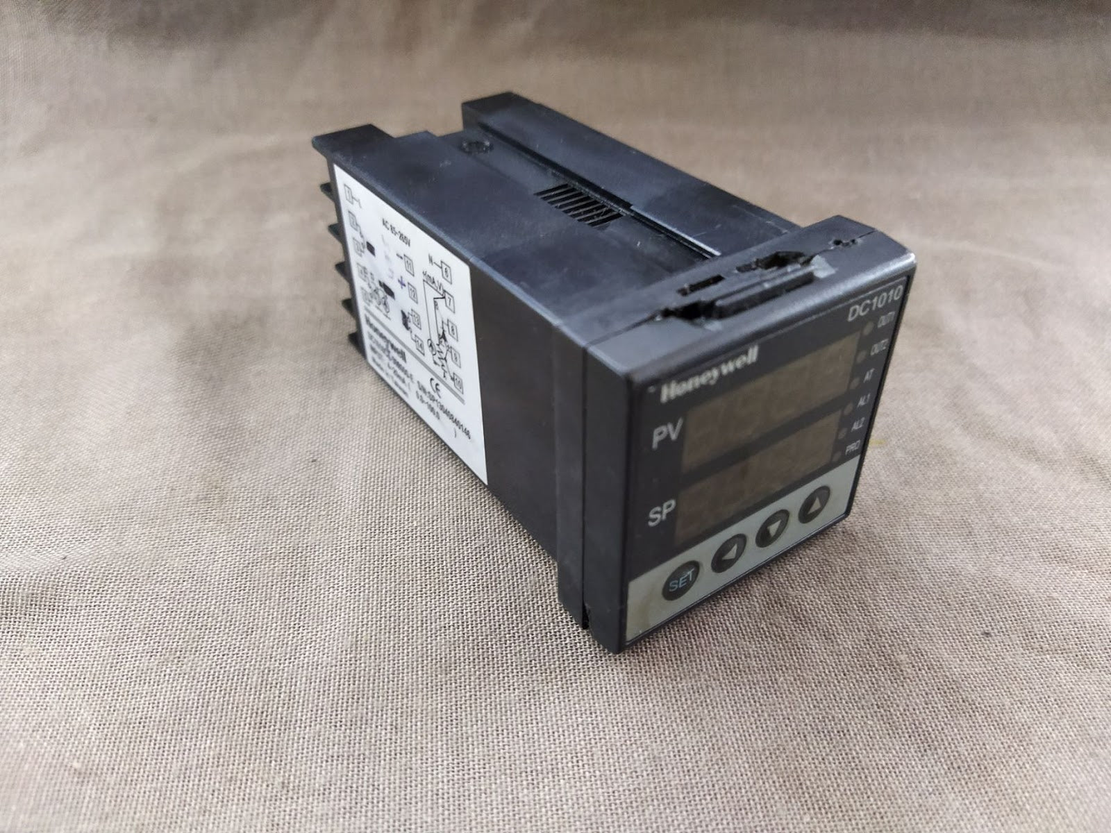 Honeywell DC1010 Temperature Controller DC1010CT-302000-E