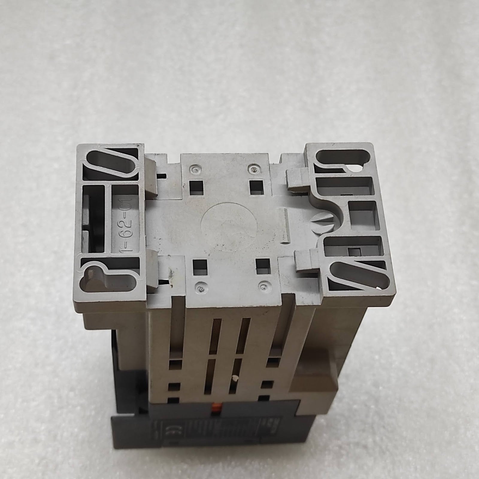 HYUNDAI UMT31 CONTACTOR RELAY 24V DC