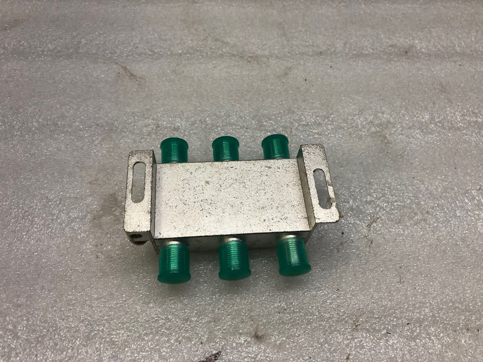 IKUSI UDL-415 4-WAY TAP SPLITTER 3236 5-2300 MHz