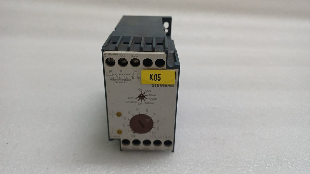 SIEMENS 7PU4140-2BT20 TIME DELAY RELAY AC 380/440V