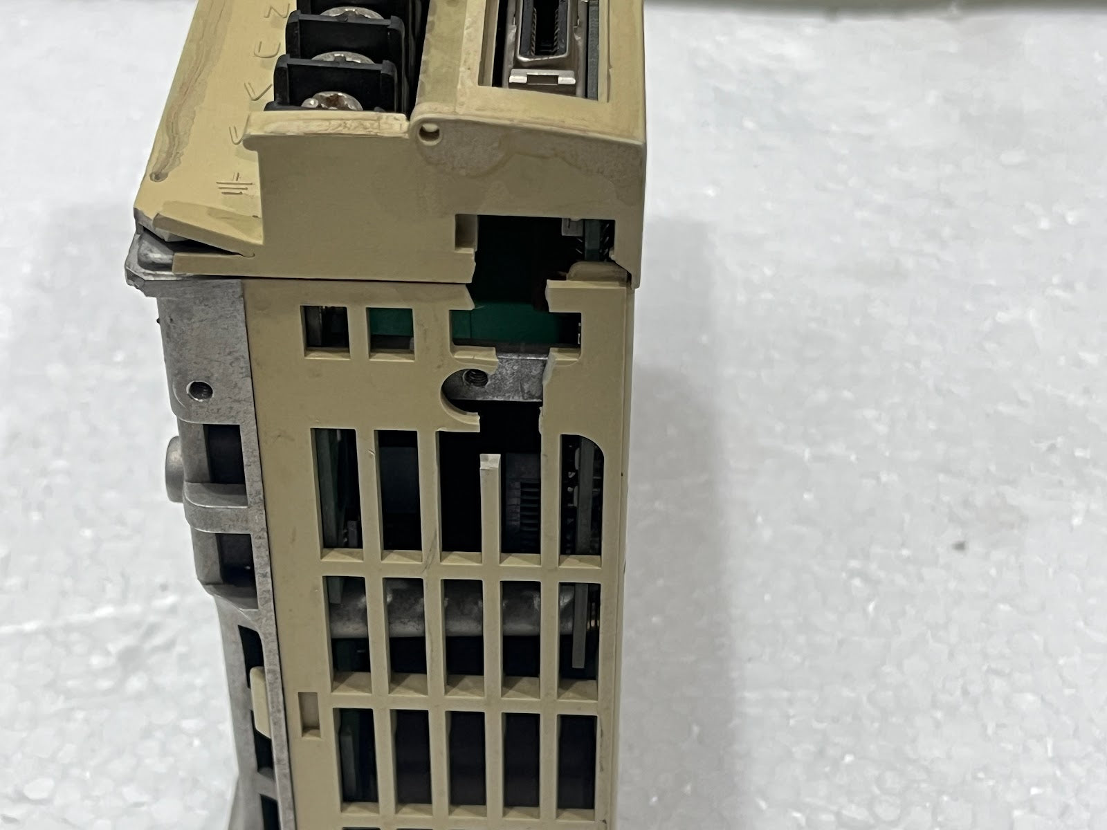 YASKAWA SGDA-01AS AC SERVOPACK SERVO DRIVE FRONT COVER BROKEN