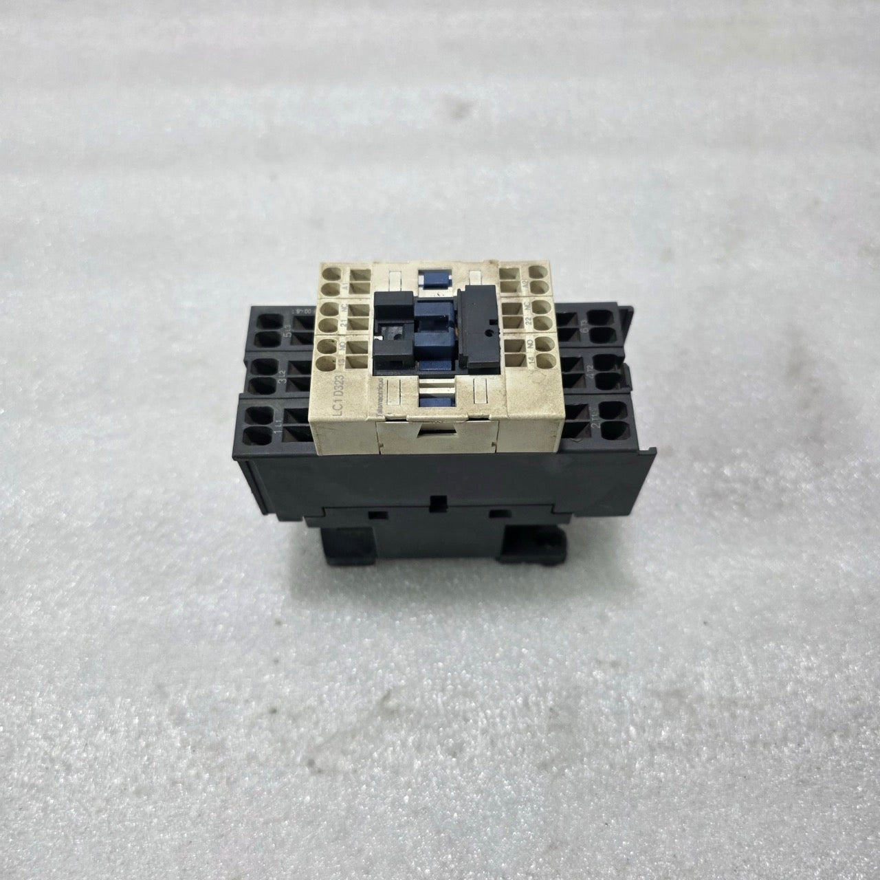 S ELECTRIC LC1D323 3 POLE AC CONTACTOR WITH 1NO + 1NC AUX + LAD4VE PLUG-IN COIL
