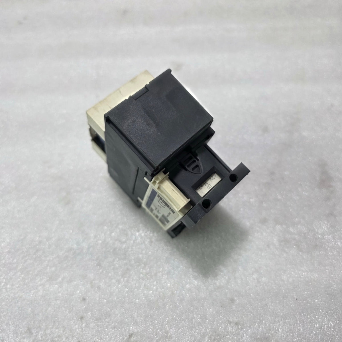 S ELECTRIC LC1D323 3 POLE AC CONTACTOR WITH 1NO + 1NC AUX + LAD4VE PLUG-IN COIL